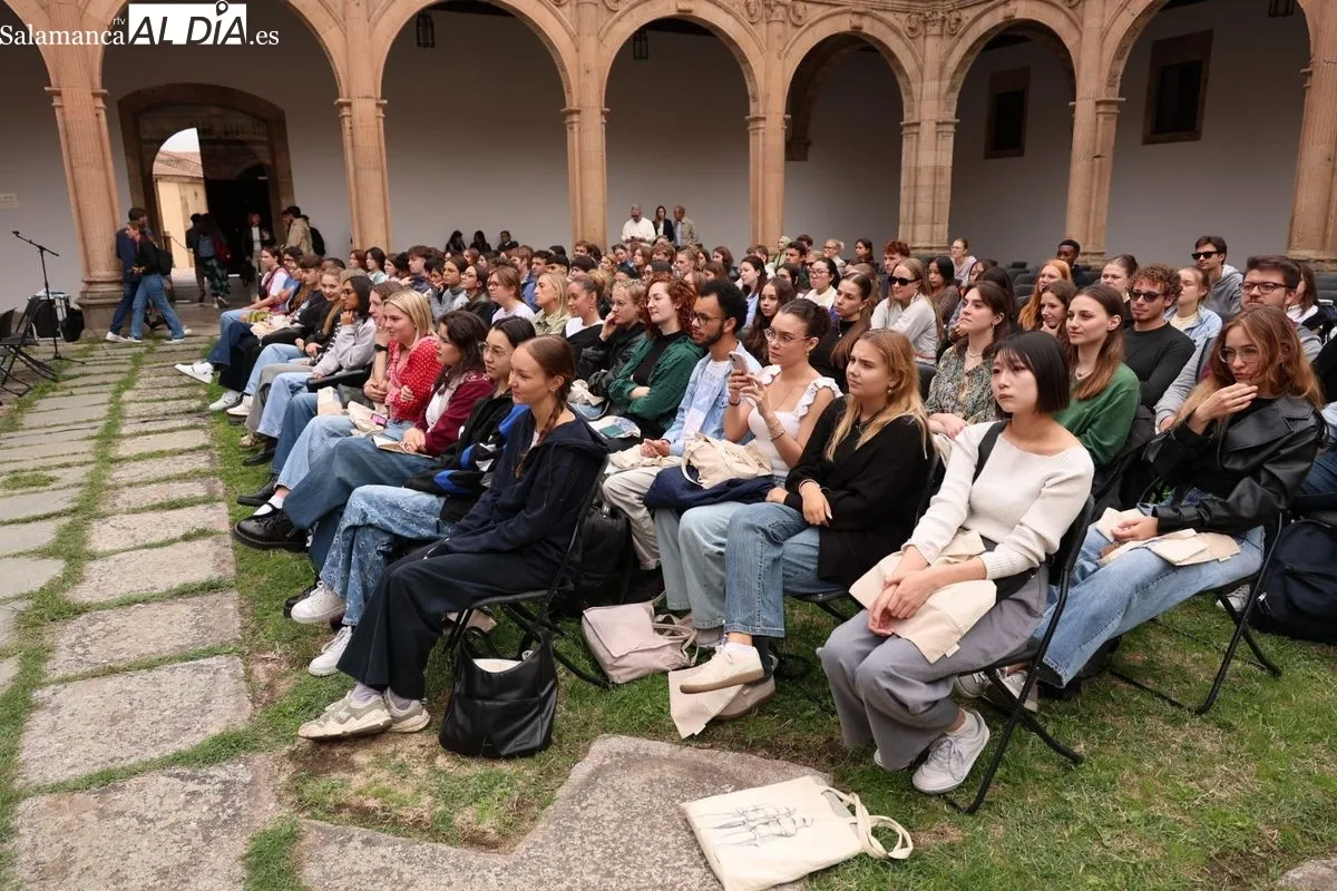 Acto en Fonseca por la bienvenida de los nuevos estudiantes Erasmus de la Universidad de Salamanca. Foto de David Sañudo