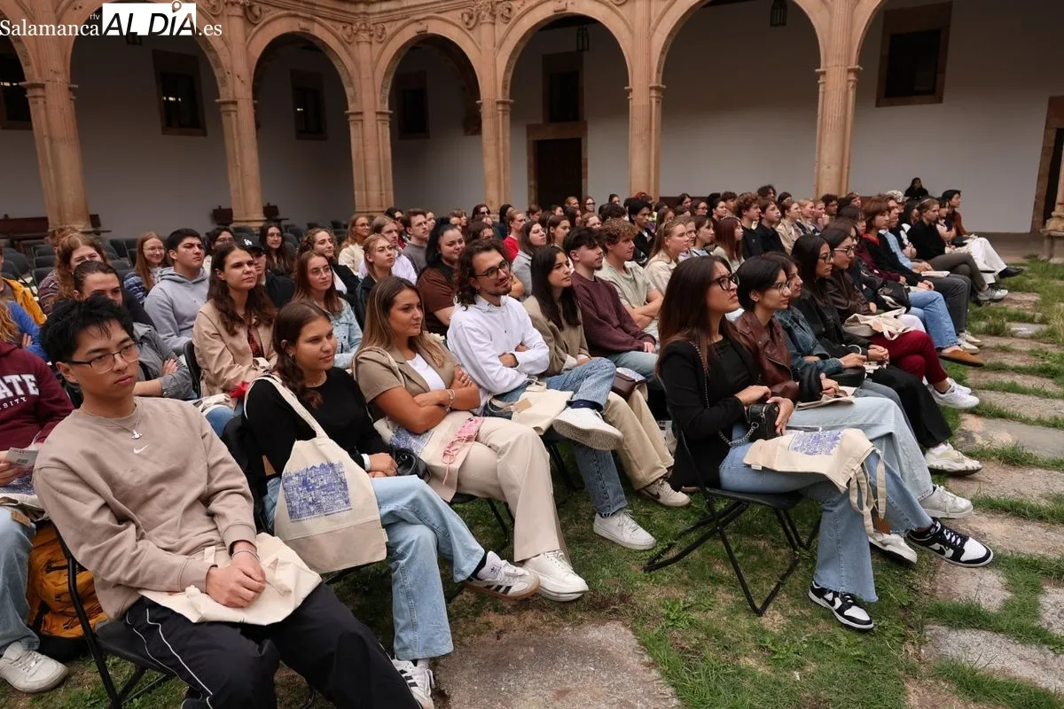 Acto en Fonseca por la bienvenida de los nuevos estudiantes Erasmus de la Universidad de Salamanca. Foto de David Sañudo