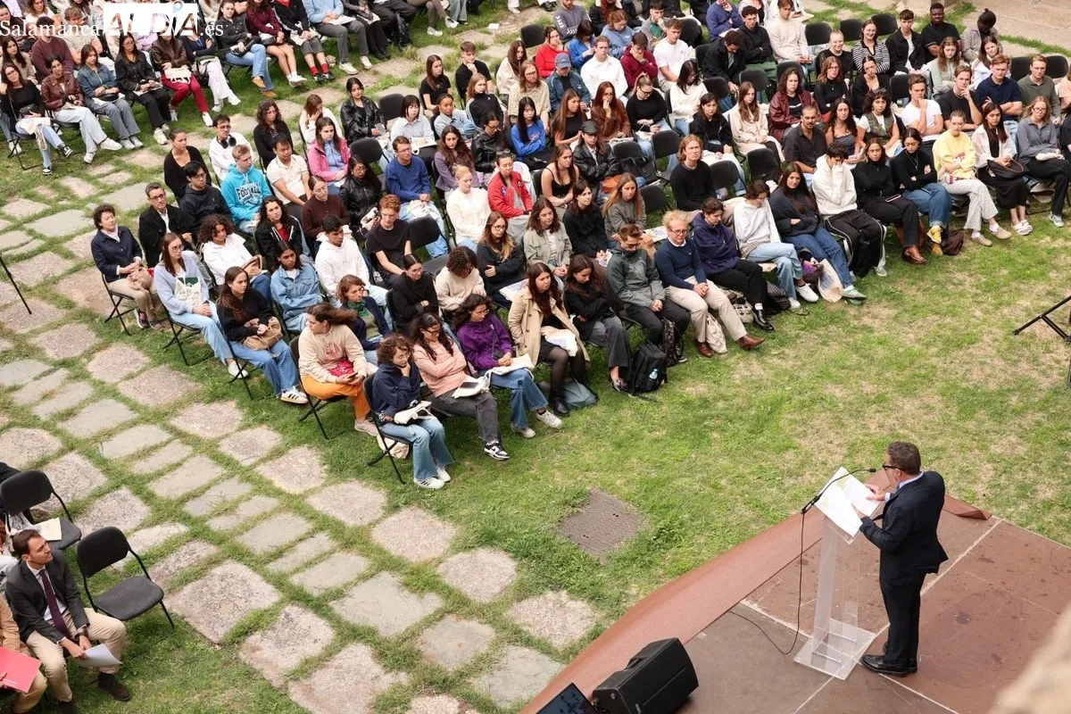Acto en Fonseca por la bienvenida de los nuevos estudiantes Erasmus de la Universidad de Salamanca. Foto de David Sañudo