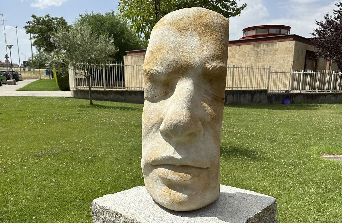 Villamayor instala esculturas premiadas en la urbanización Piedra Dorada