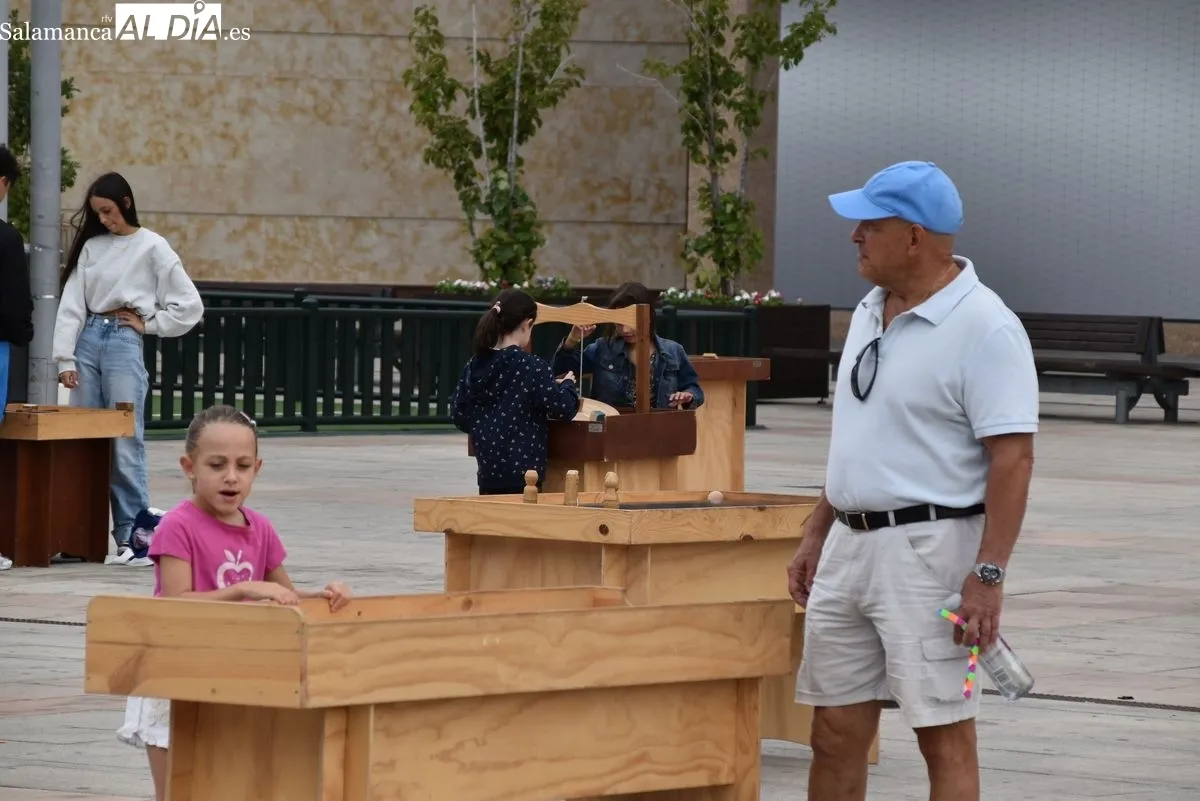  Juegos de madera en la plaza de la Concordia