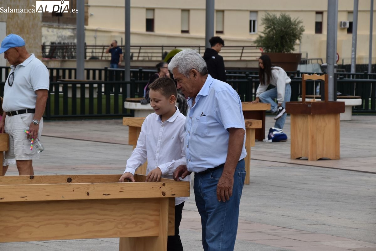 Juegos de madera en la Plaza de la Concordia Festival de Artes de Calle