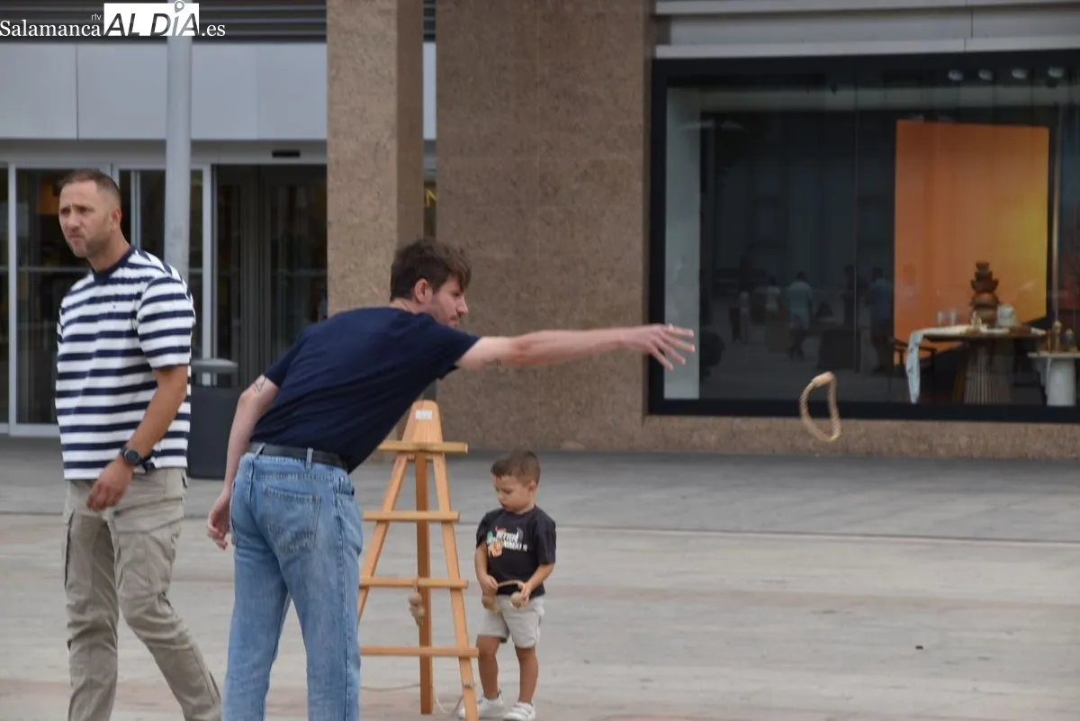  Juegos de madera en la plaza de la Concordia