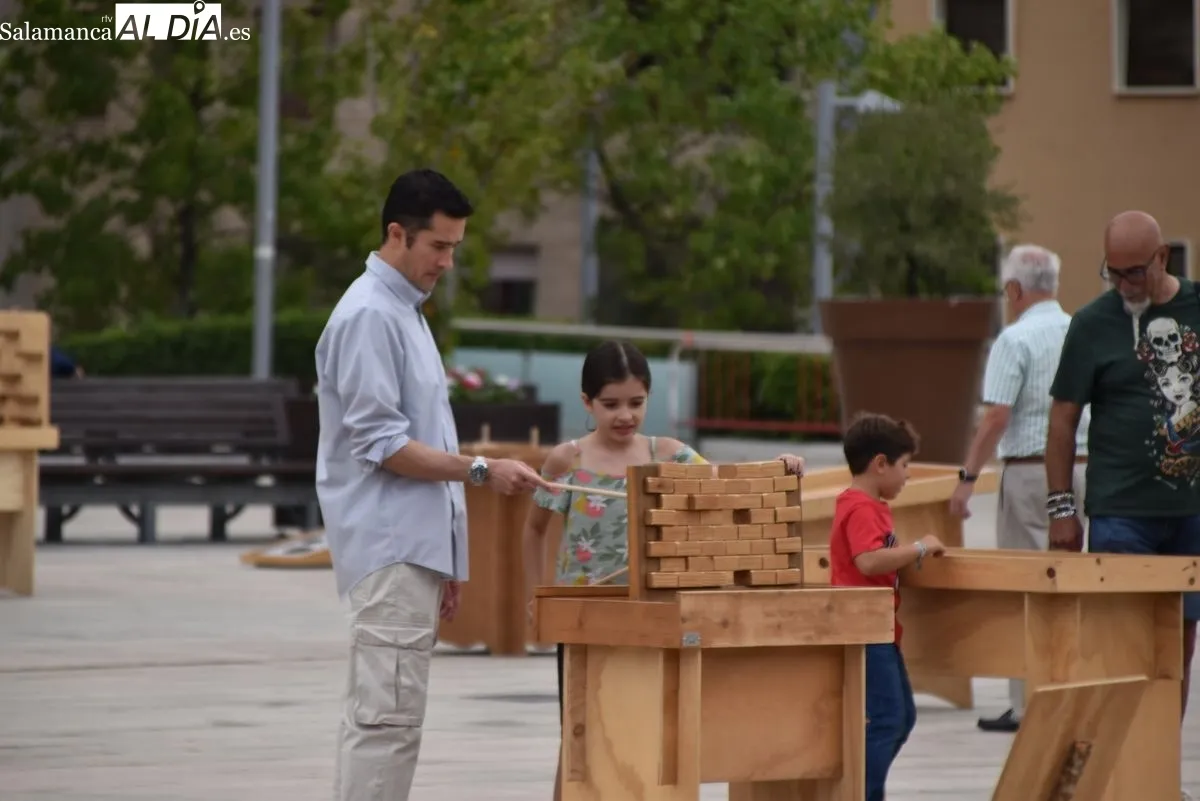  Juegos de madera en la plaza de la Concordia