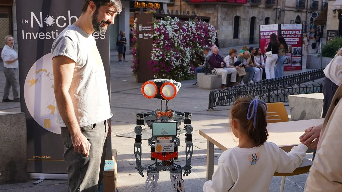 Foto 3 - ADN de frutas, robots y tinta invisible: la ciencia de la UPSA toma la calle por la Noche de los Investigadores (Fotos)