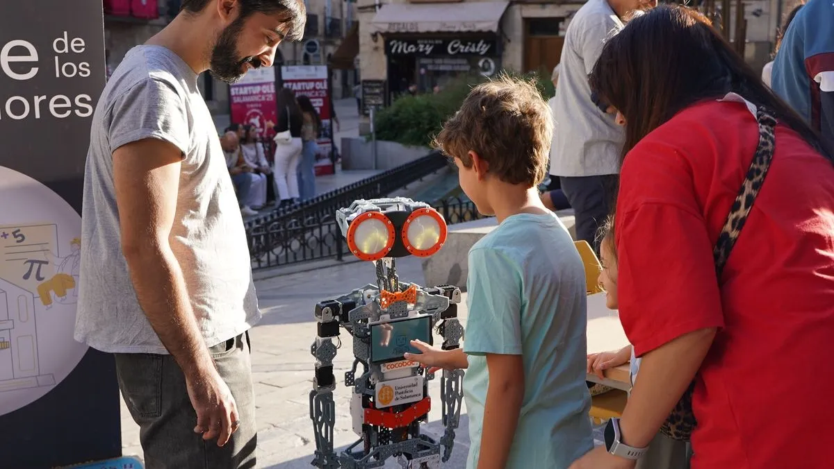 Foto 2 - ADN de frutas, robots y tinta invisible: la ciencia de la UPSA toma la calle por la Noche de los Investigadores (Fotos)