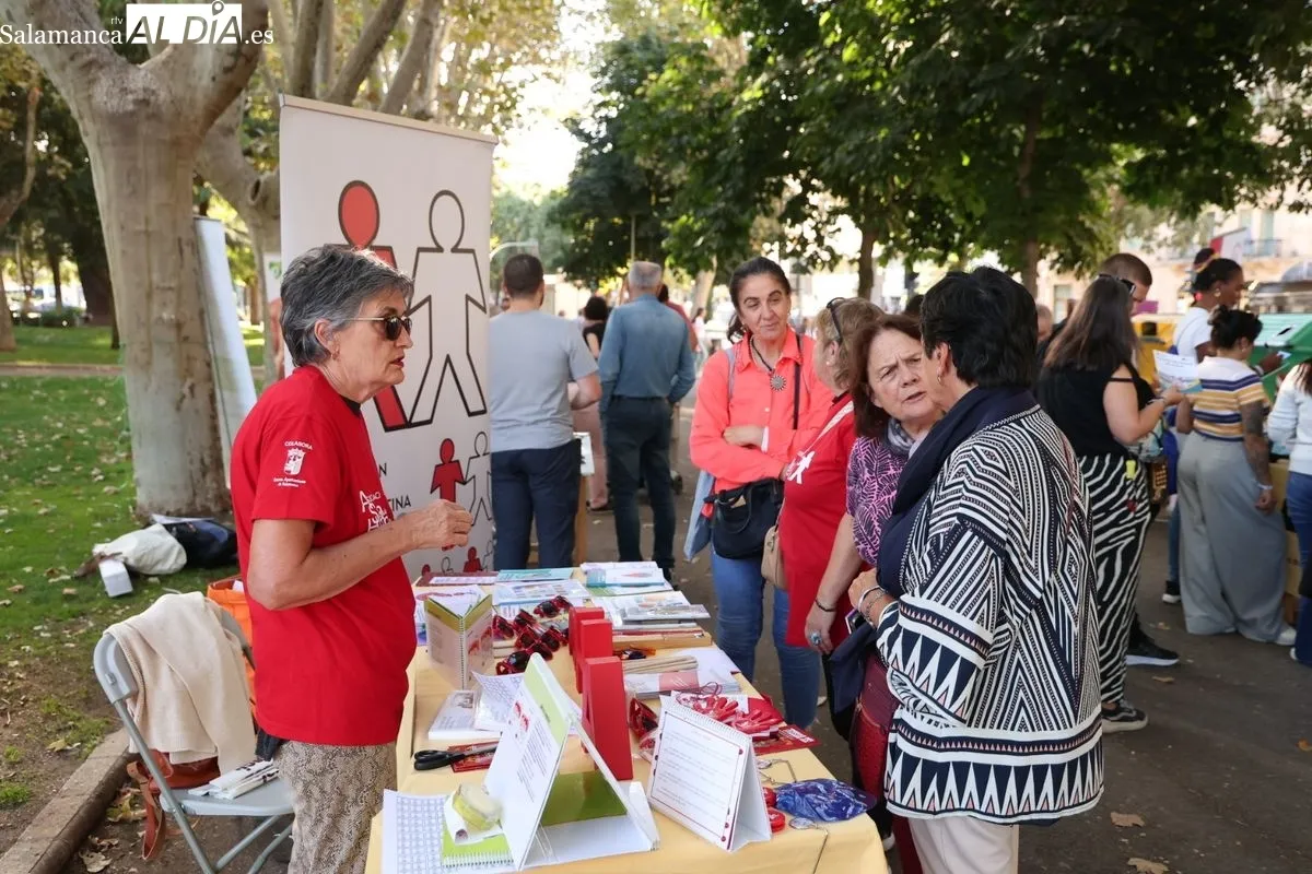 Feria de Asociaciones de Ayuda Mutua y Salud, este viernes en La Alamedilla. Foto: David Sañudo