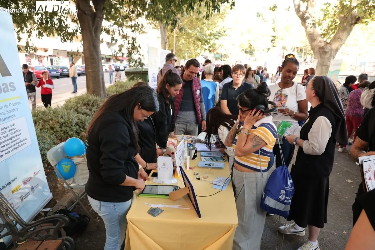 Feria de Asociaciones de Ayuda Mutua y Salud, este viernes en La Alamedilla. Foto: David Sañudo