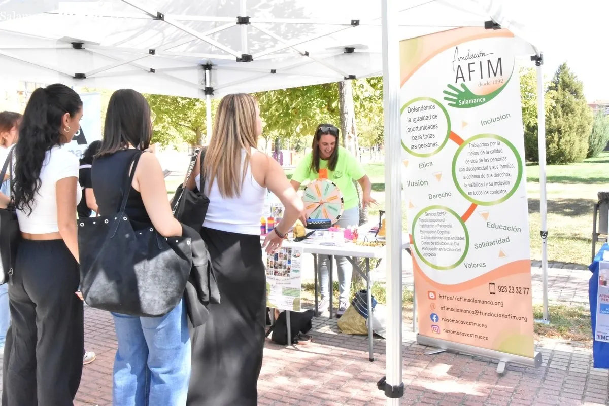 Feria de Bienvenida de la USAL en el Campus Unamuno. Foto de Vanesa Martins