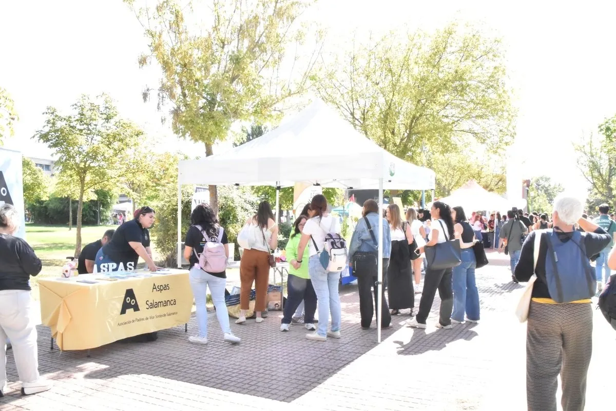 Feria de Bienvenida de la USAL en el Campus Unamuno. Foto de Vanesa Martins