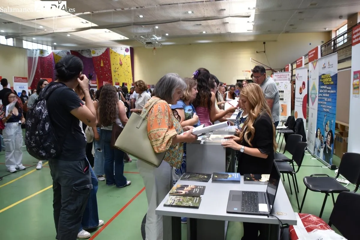 Feria de Bienvenida de la USAL en el Campus Unamuno. Foto de Vanesa Martins