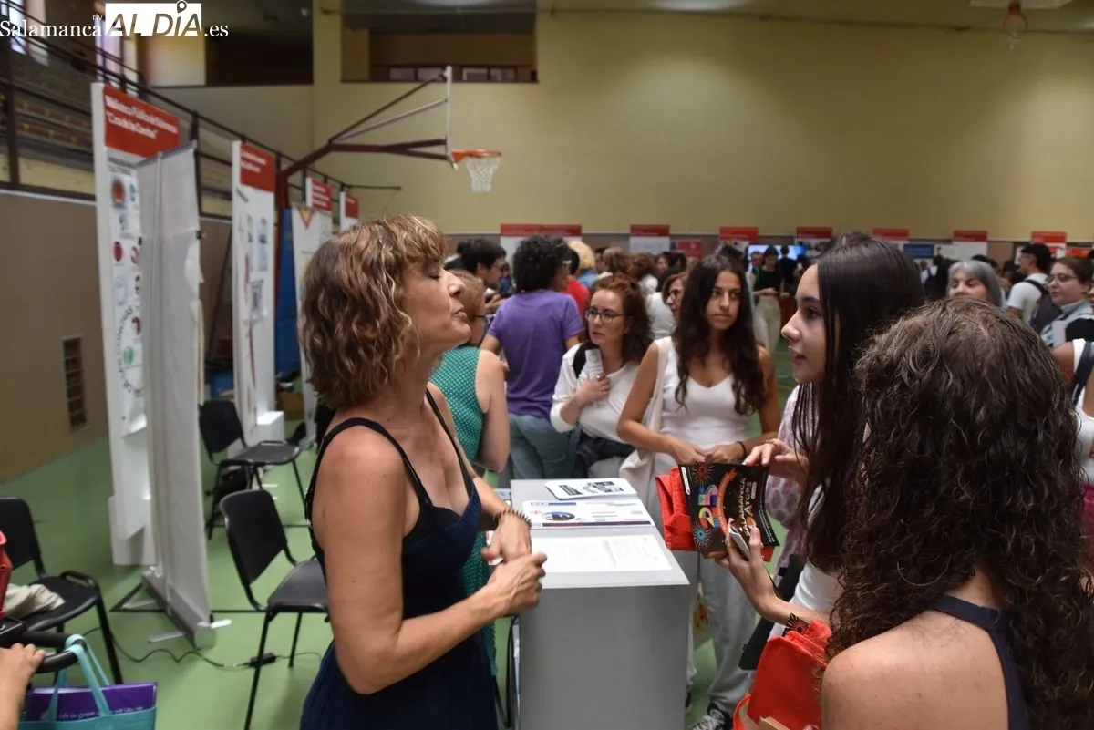 Feria de Bienvenida de la USAL en el Campus Unamuno. Foto de Vanesa Martins