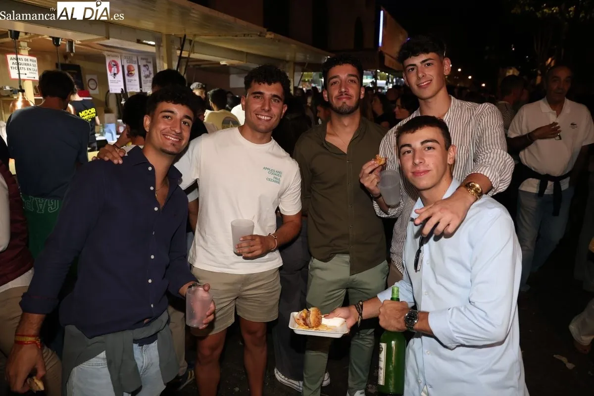 Gran respuesta de público a la Feria de Día en la calle Rector Lucena