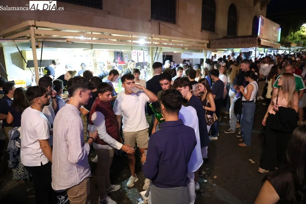 Gran respuesta de público a la Feria de Día en la calle Rector Lucena