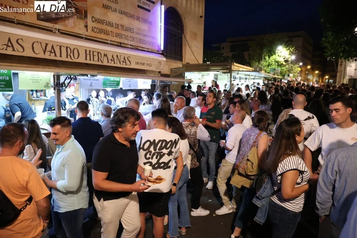 Gran respuesta de público a la Feria de Día en la calle Rector Lucena