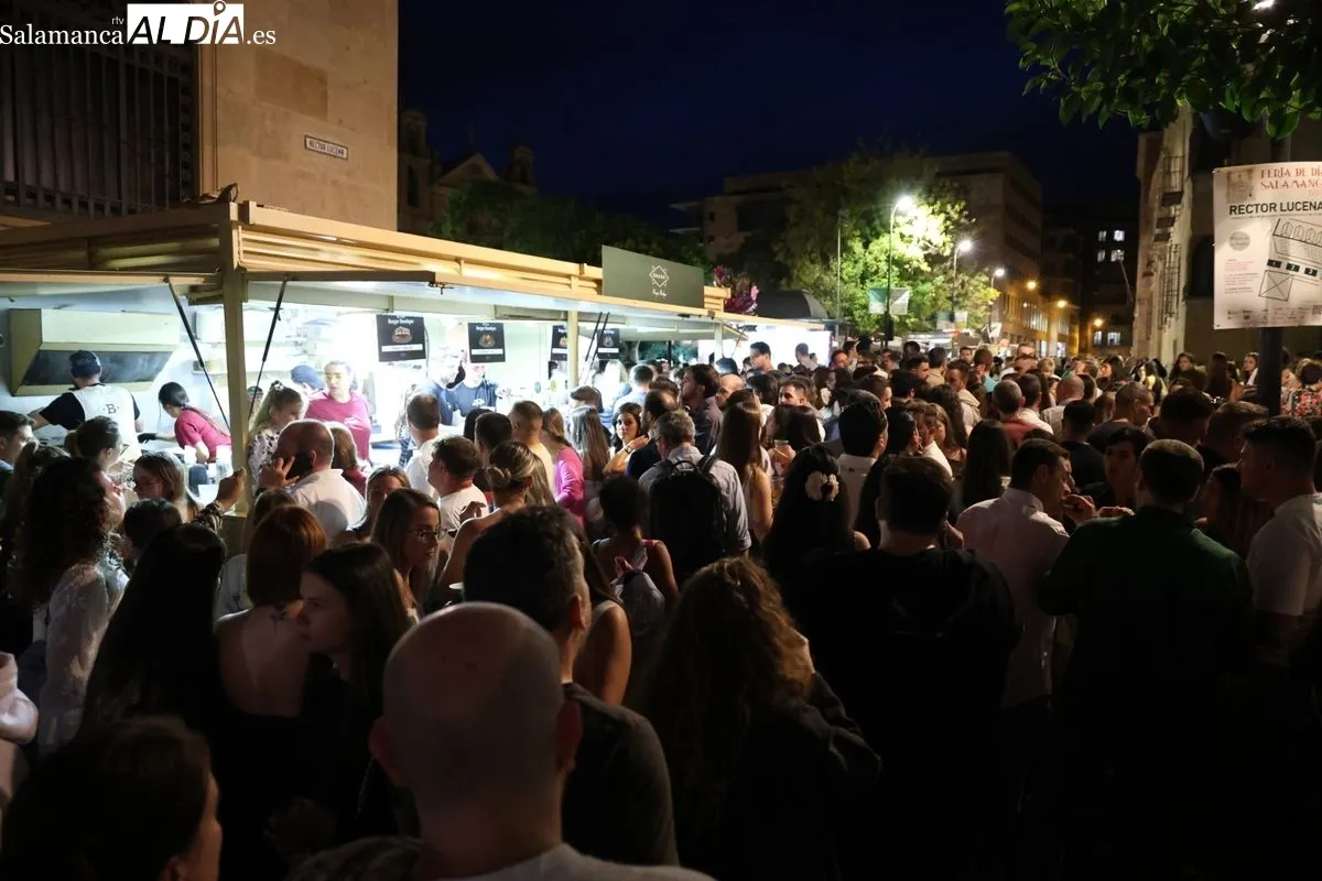 Gran respuesta de público a la Feria de Día en la calle Rector Lucena