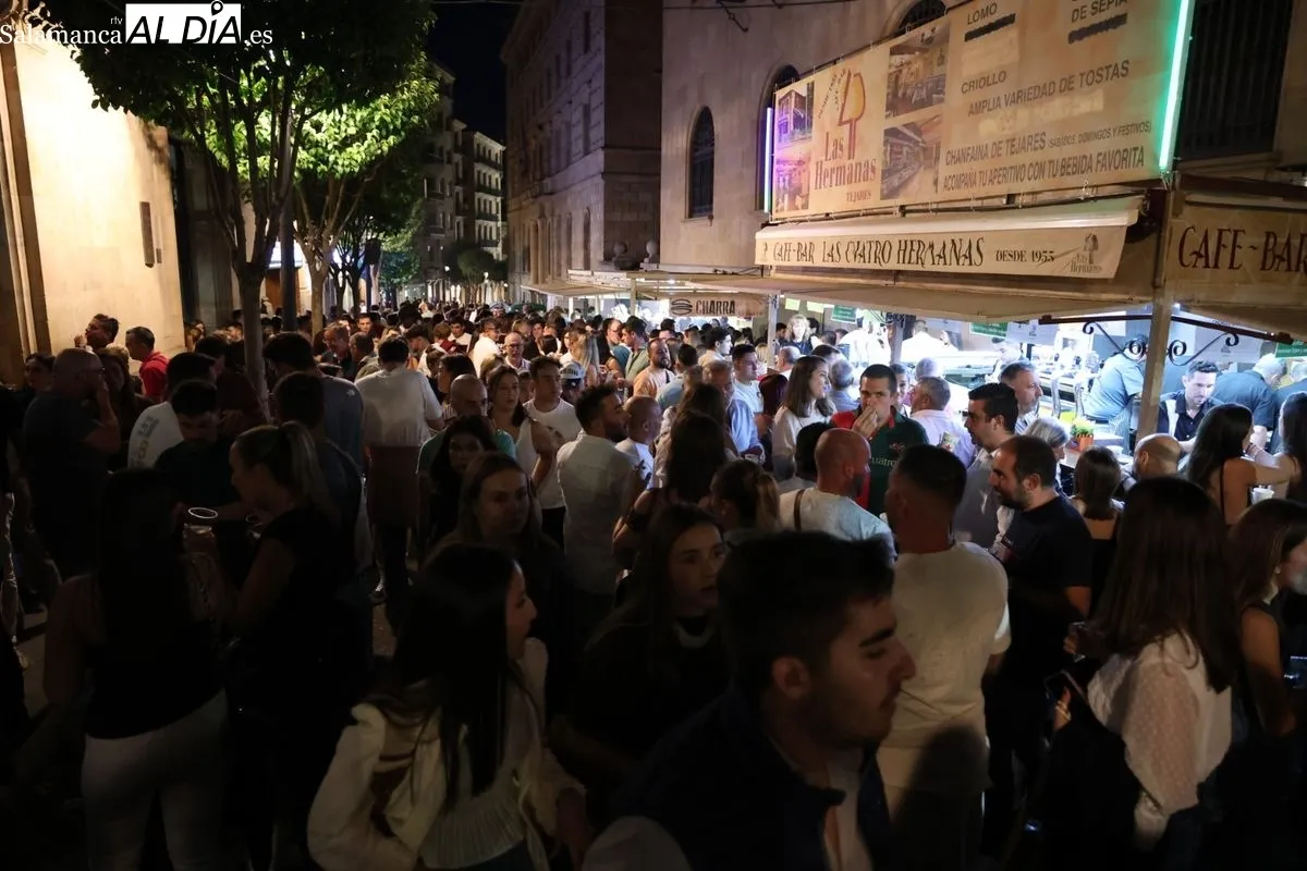 Gran respuesta de público a la Feria de Día en la calle Rector Lucena