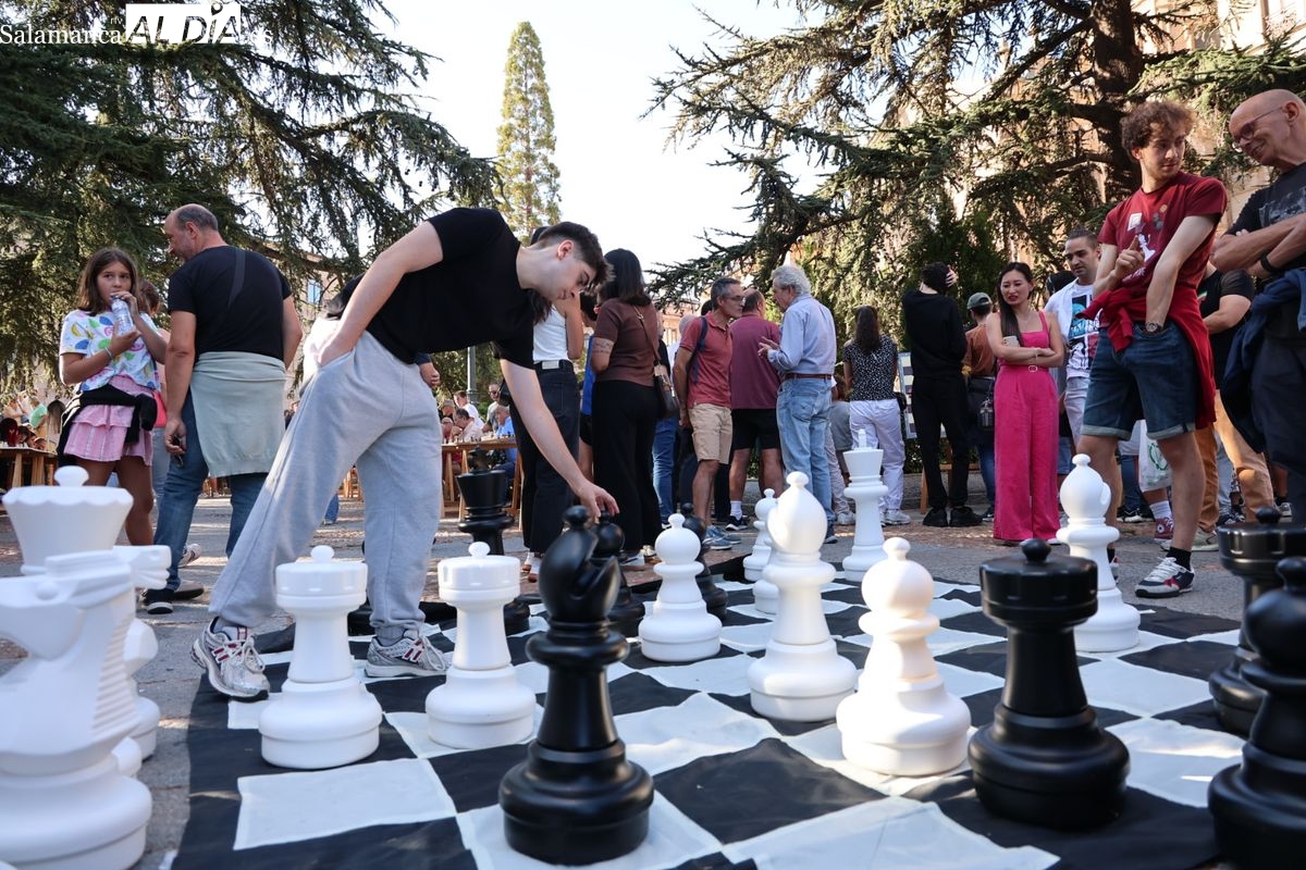 Feria de Ajedrez en Salamanca: la Plaza de Anaya se llena de tableros