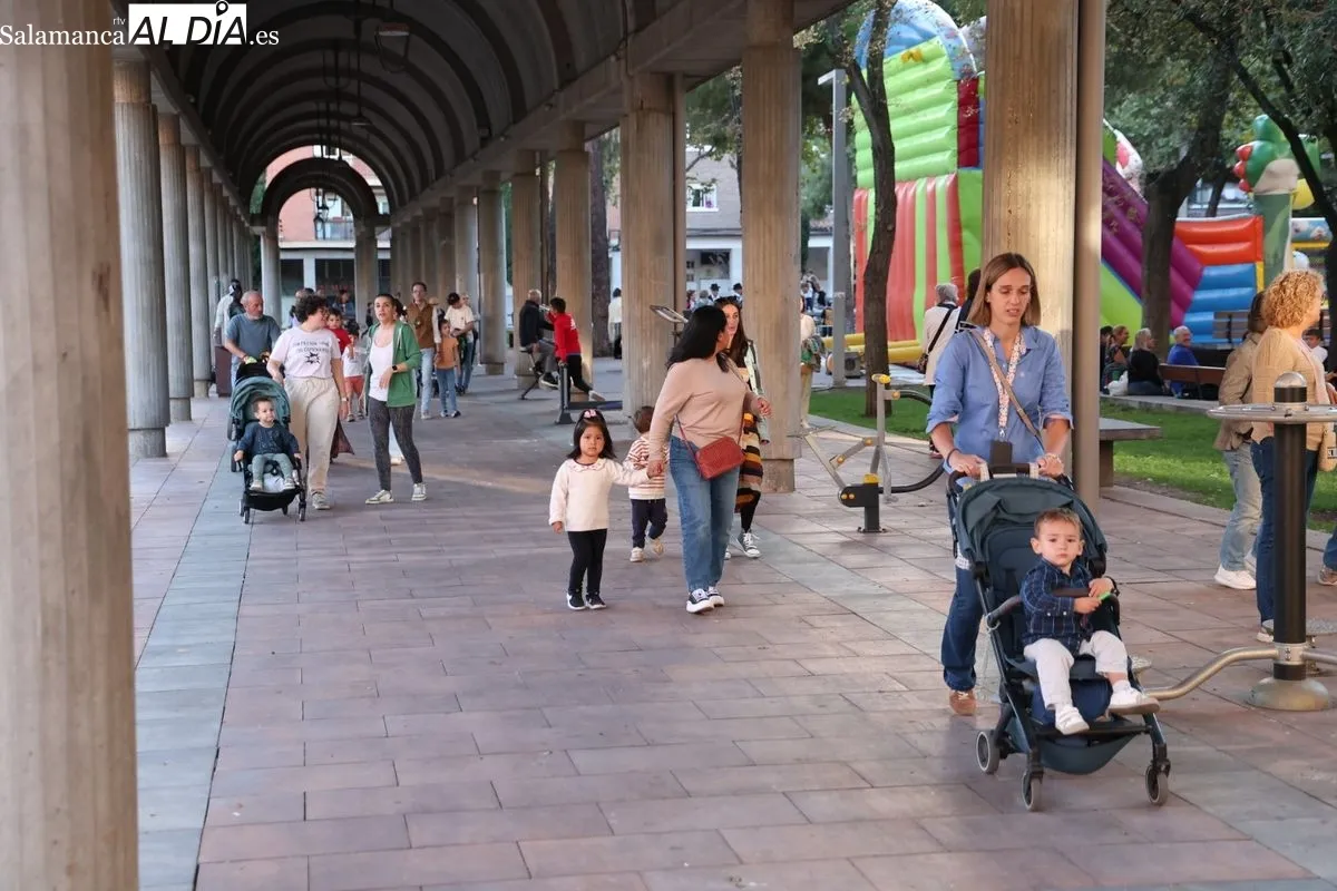 Actividades en la plaza de Barcelona con motivo de las fiestas del barrio Garrido. Foto: David Sañudo