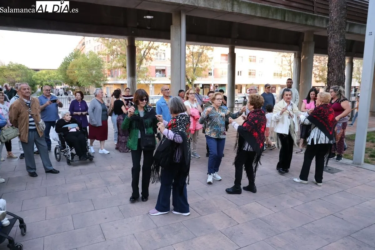 Actividades en la plaza de Barcelona con motivo de las fiestas del barrio Garrido. Foto: David Sañudo