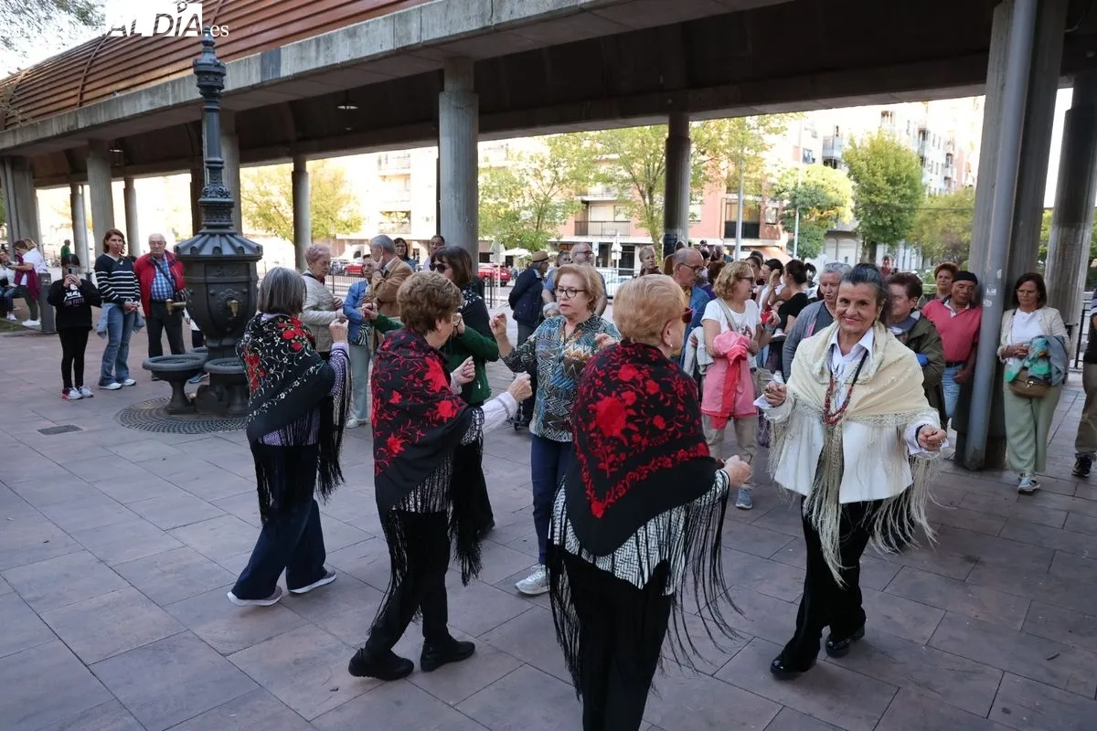 Actividades en la plaza de Barcelona con motivo de las fiestas del barrio Garrido. Foto: David Sañudo