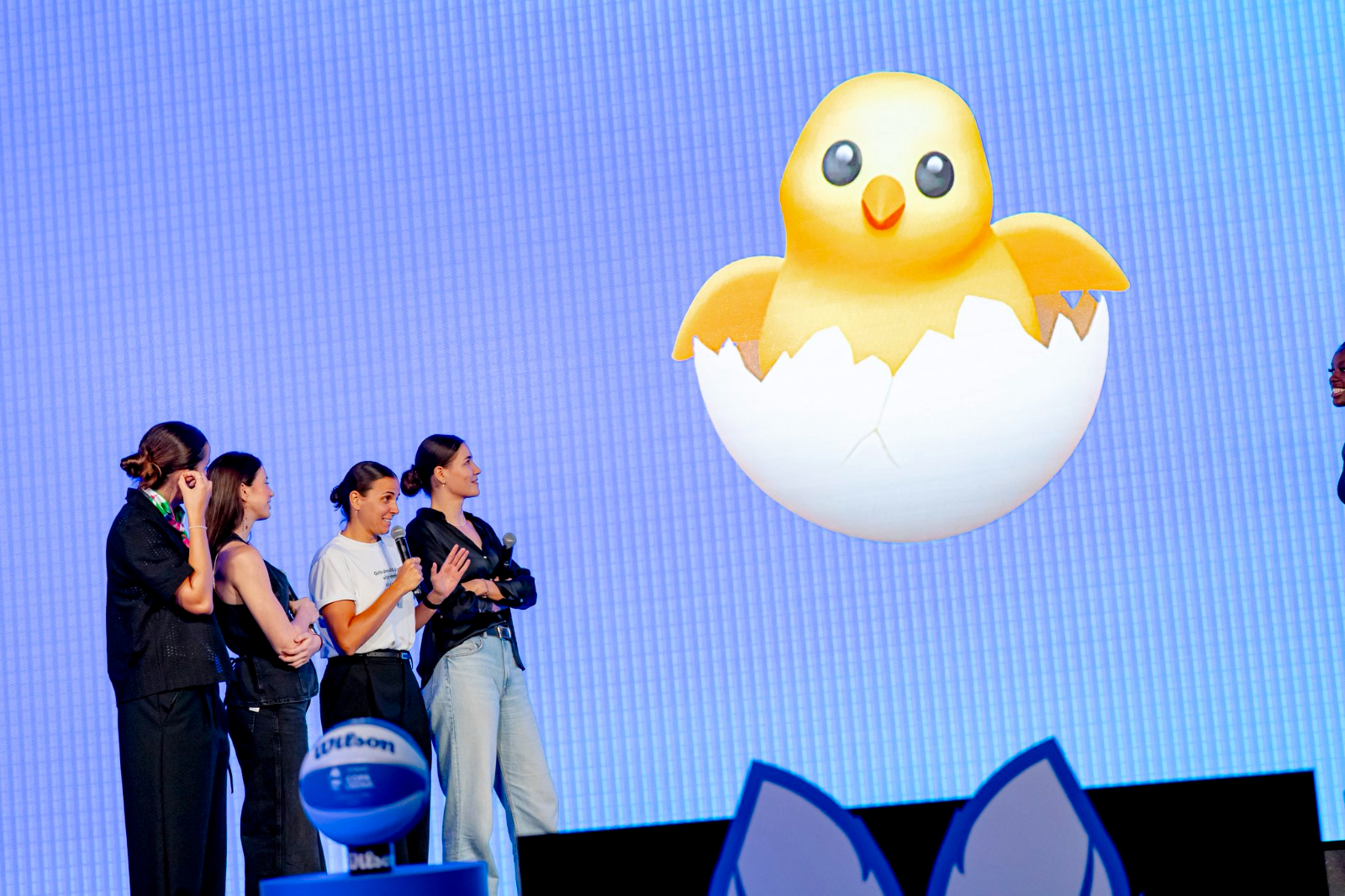 Andrea Vilaró ya ejerce de capitana hasta fuera de la pista: representante del Perfumerías Avenida en la gala de la Liga Femenina