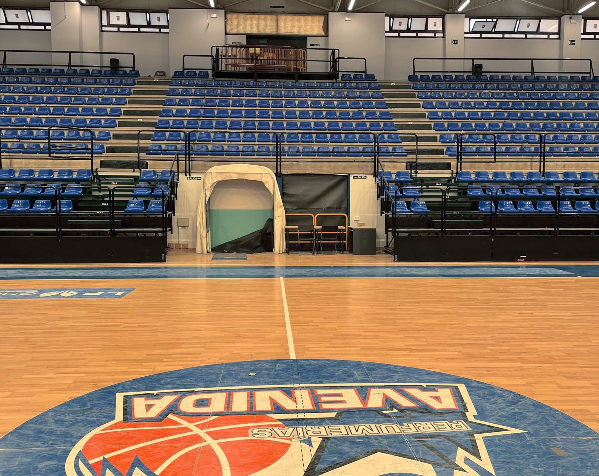 Finalizan los trabajos de instalación de los nuevos asientos azules en el pabellón Würzburg-Silvia Domínguez