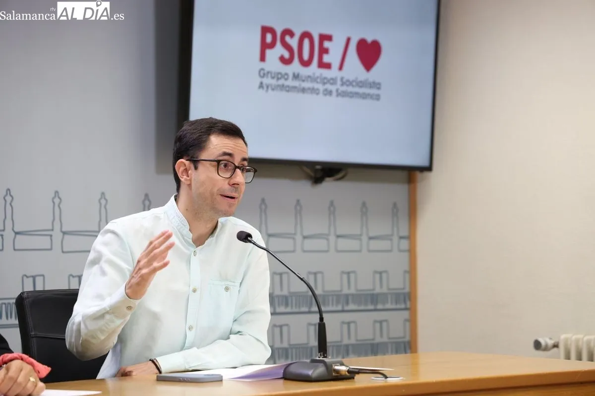 Rueda de prenda del Grupo Municipal Socialista, con el concejale José Luis Mateos. Foto de David Sañudo