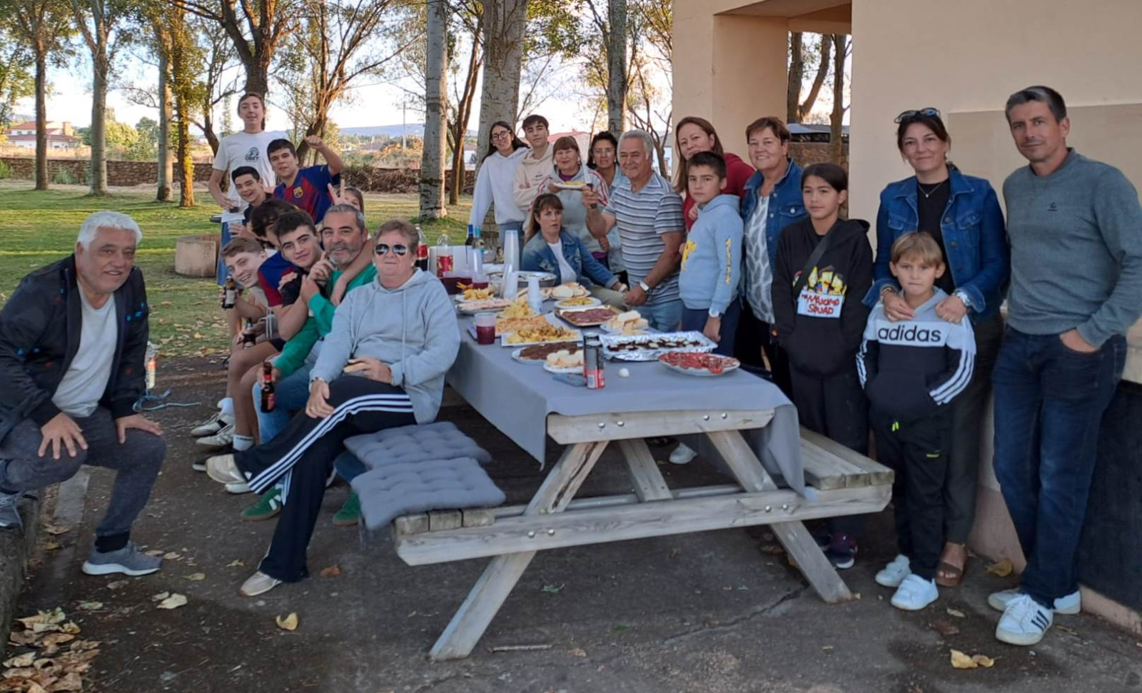 Los habituales de las piscinas de Morasverdes cierran la temporada con una merienda