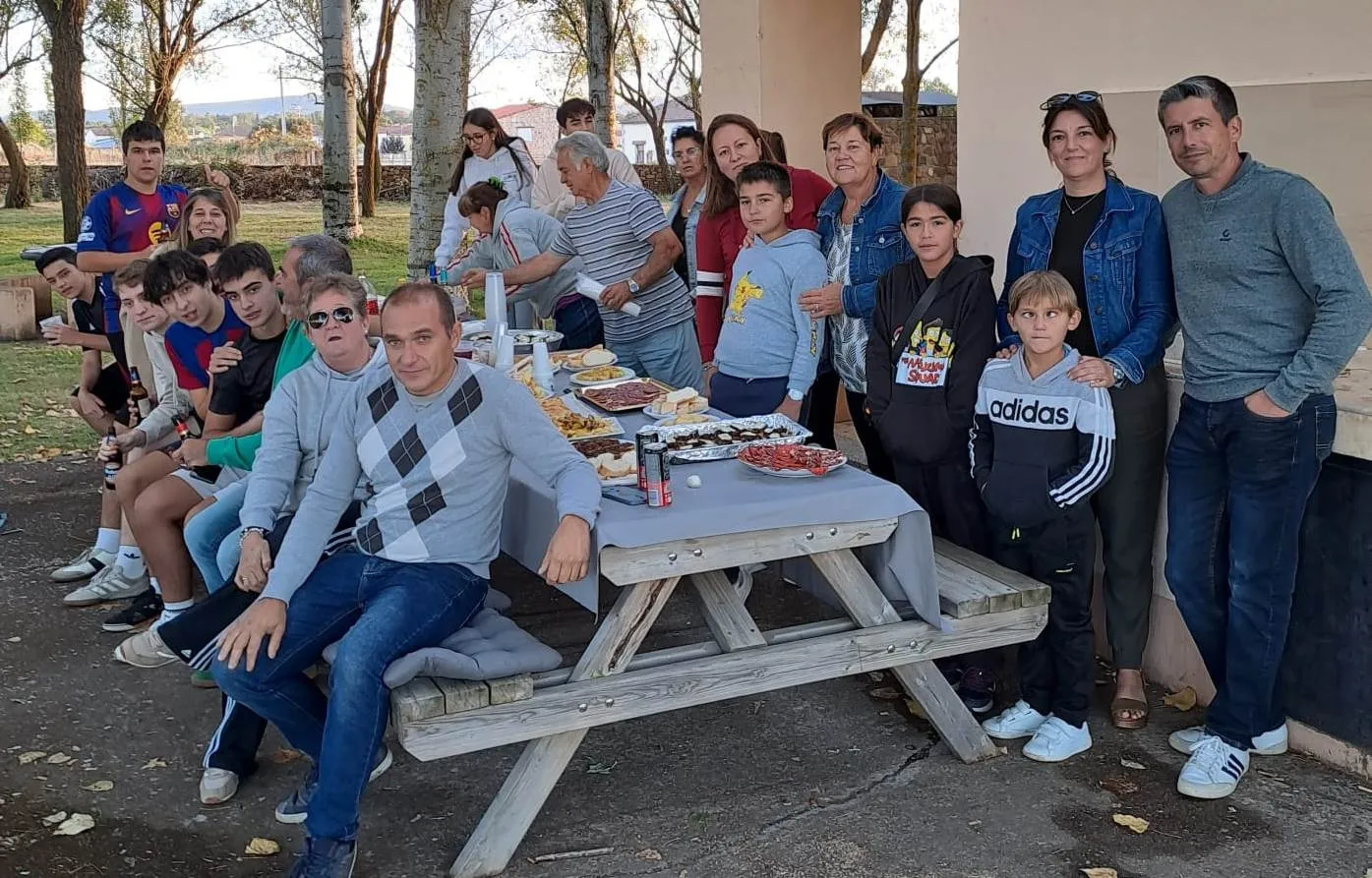 Foto 3 - Los habituales de las piscinas de Morasverdes cierran la temporada con una merienda