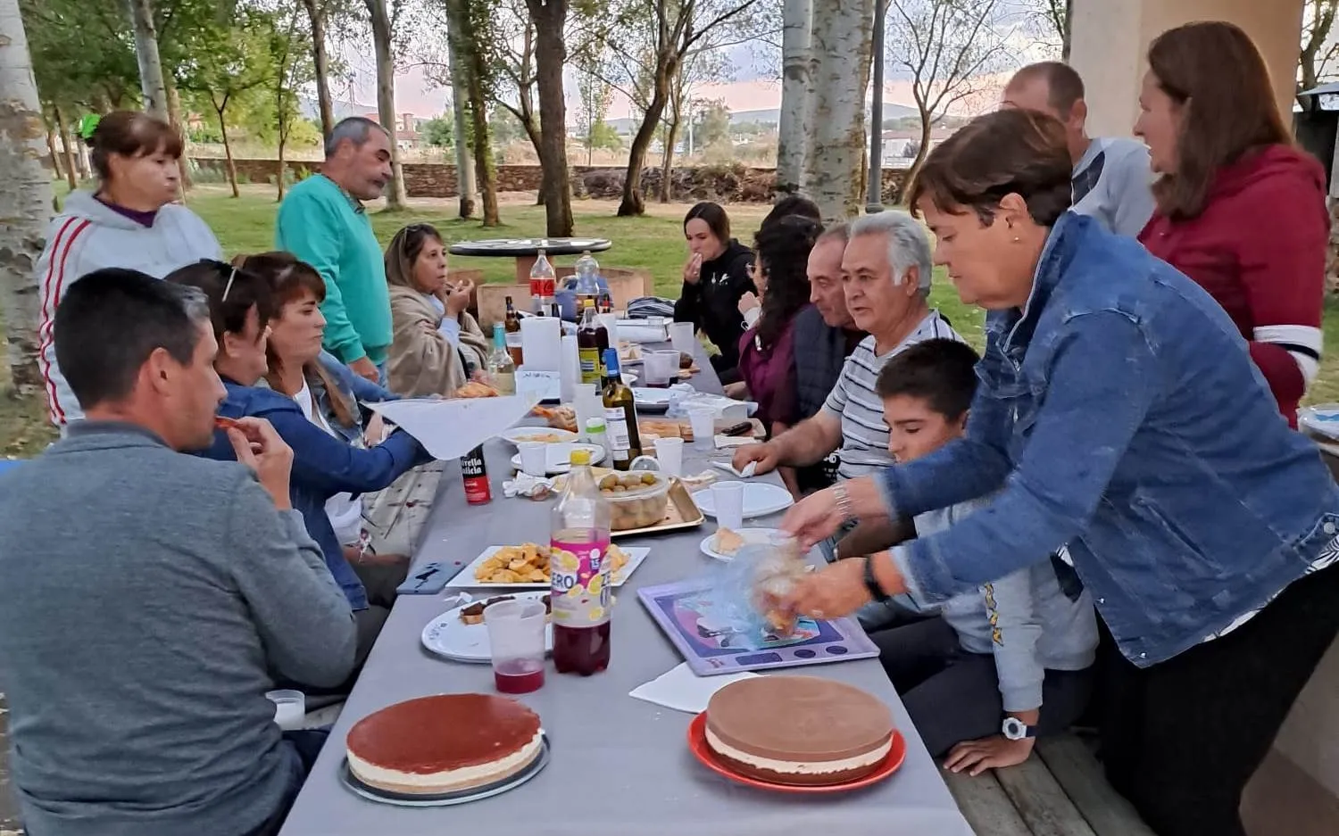 Foto 2 - Los habituales de las piscinas de Morasverdes cierran la temporada con una merienda