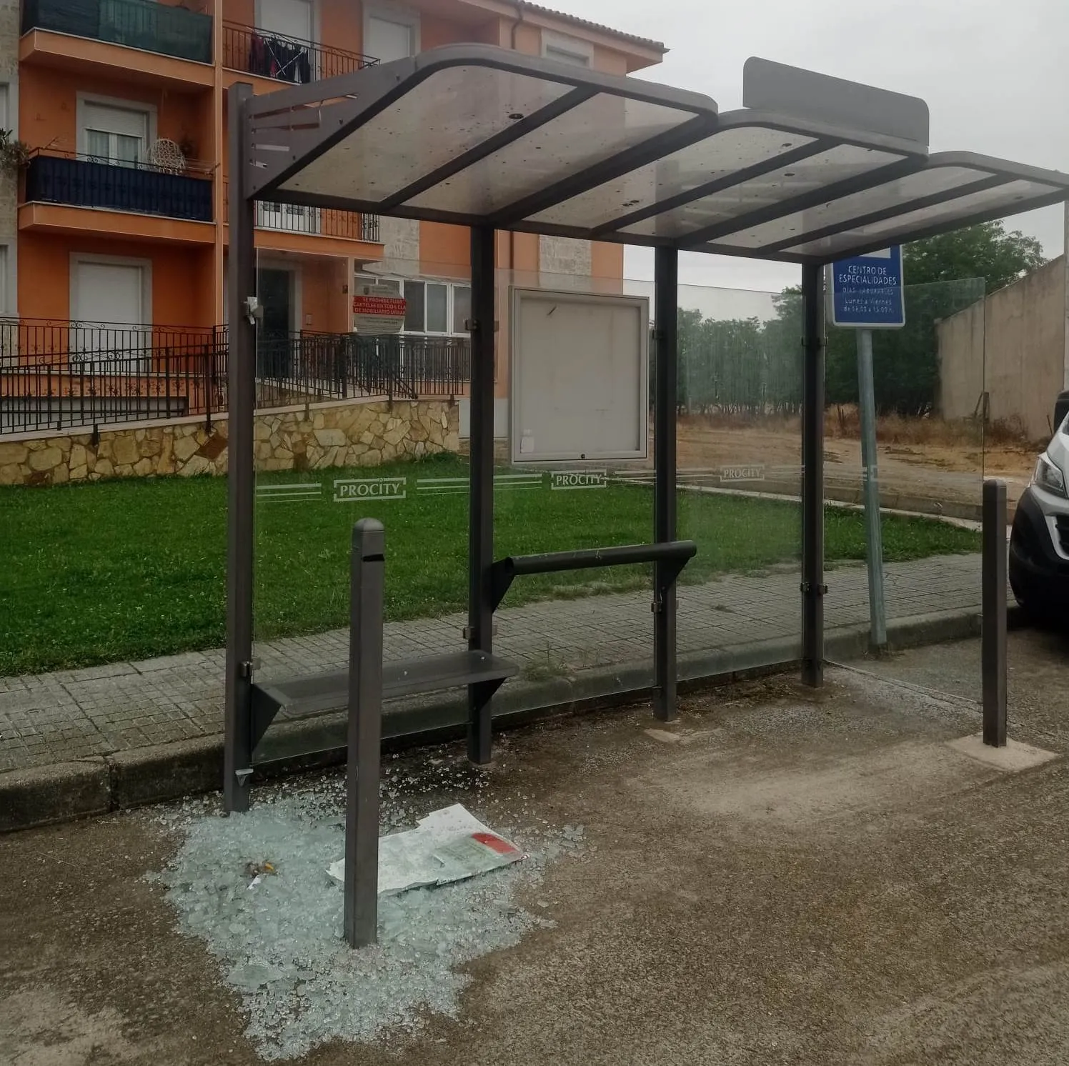 Foto 3 - Destrozado uno de los cristales de la marquesina de bus de la Avenida de B&eacute;jar