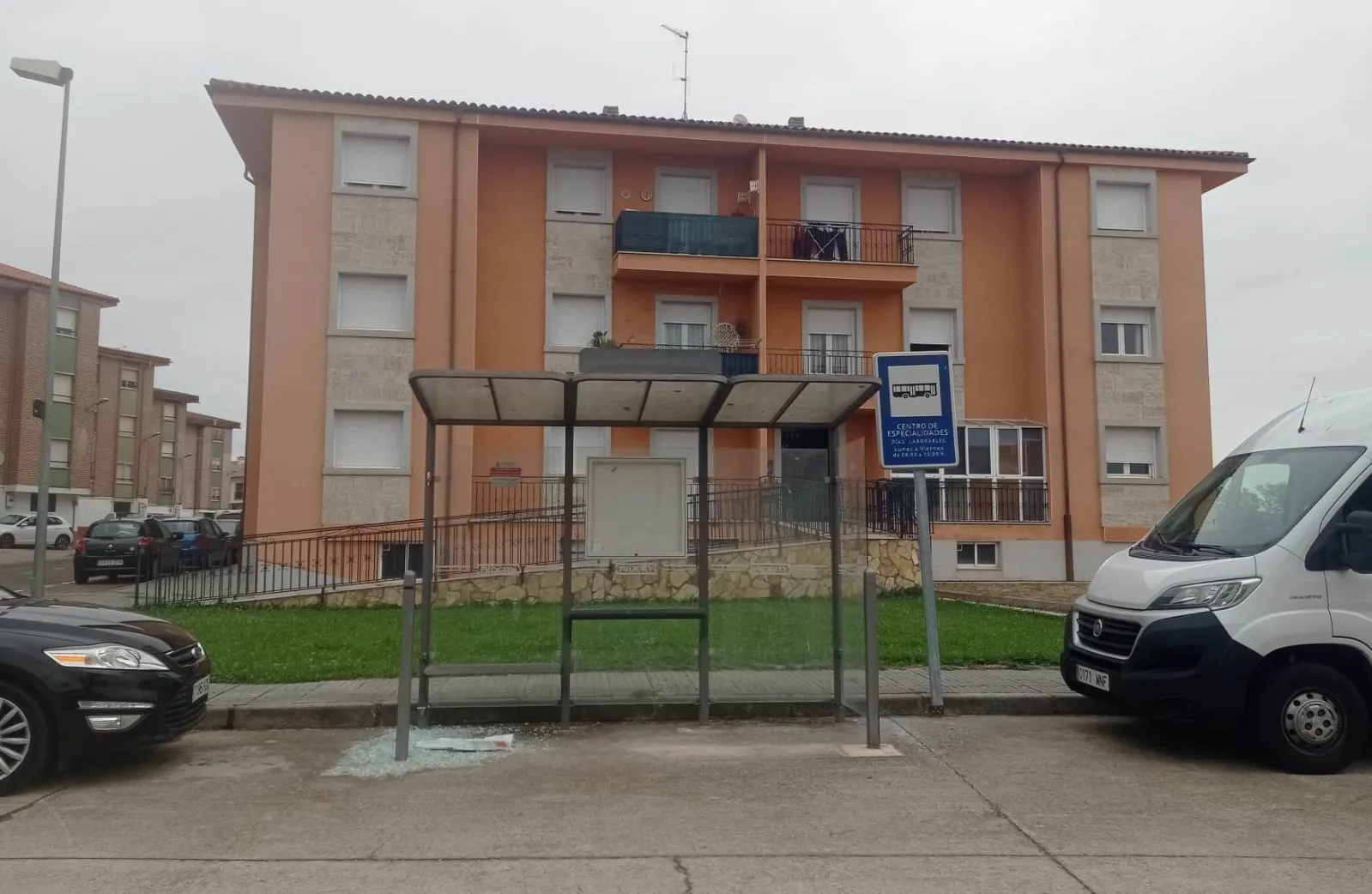 Foto 2 - Destrozado uno de los cristales de la marquesina de bus de la Avenida de B&eacute;jar