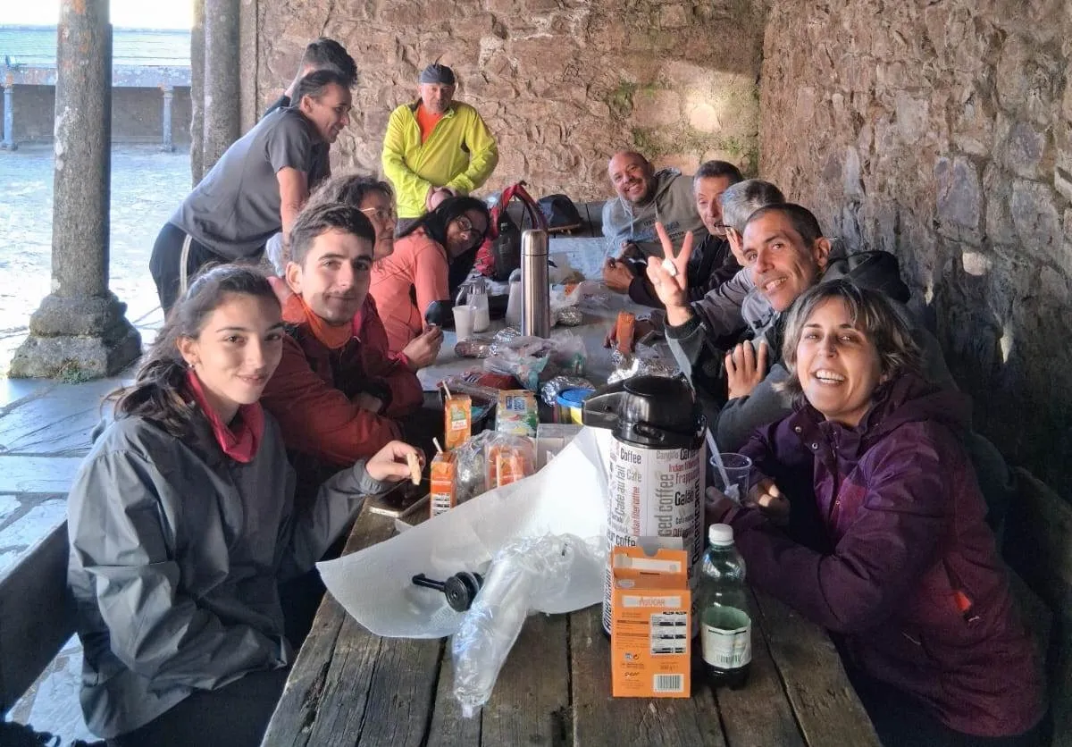 Foto 3 - Una decena de personas va andando del tir&oacute;n desde Ciudad Rodrigo hasta la Pe&ntilde;a de Francia