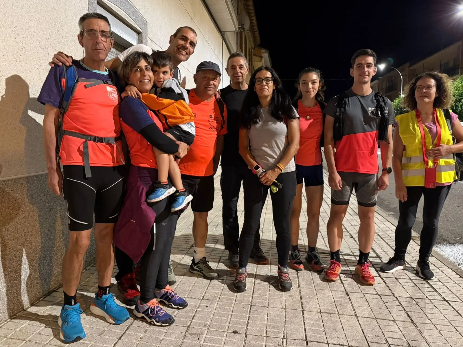 Foto 2 - Una decena de personas va andando del tir&oacute;n desde Ciudad Rodrigo hasta la Pe&ntilde;a de Francia