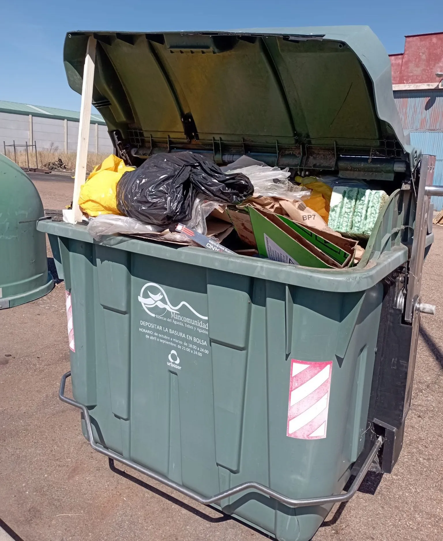 Foto 4 - Urbaser lleva 10 d&iacute;as sin recoger la basura de los contenedores del Pol&iacute;gono de Sancti-Sp&iacute;ritus