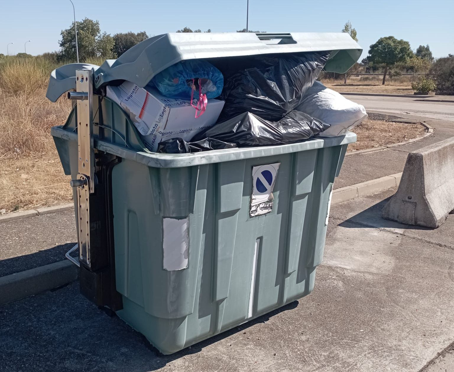Urbaser lleva 10 días sin recoger la basura de los contenedores del Polígono de Sancti-Spíritus