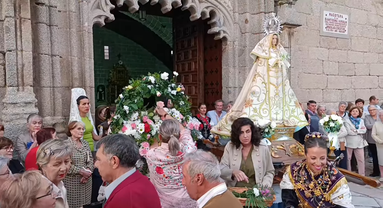 Multitudinaria primera ofrenda floral a la patrona de Macotera, la Virgen de la Encina