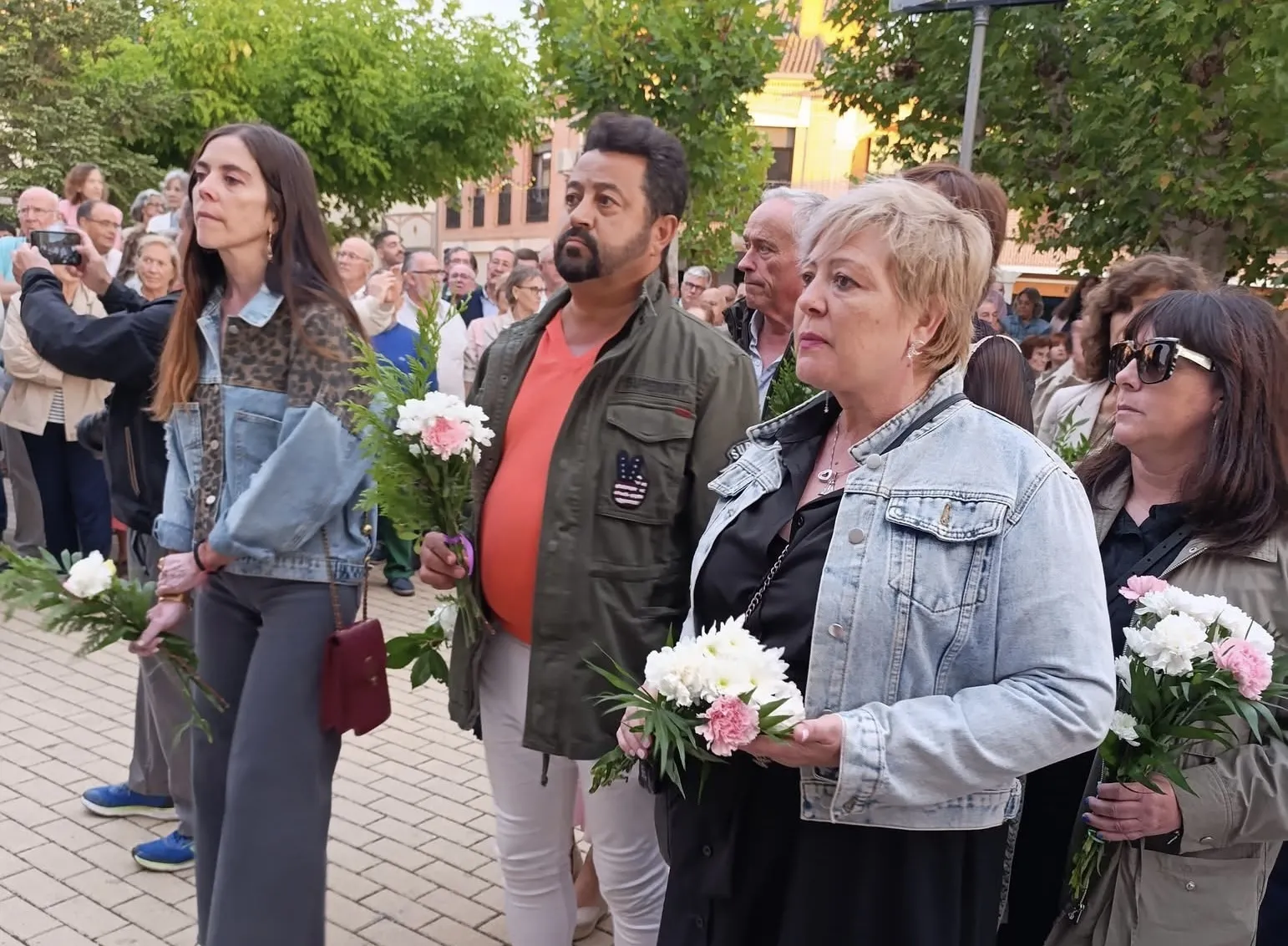 Foto 2 - Multitudinaria primera ofrenda floral a la patrona de Macotera, la Virgen de la Encina