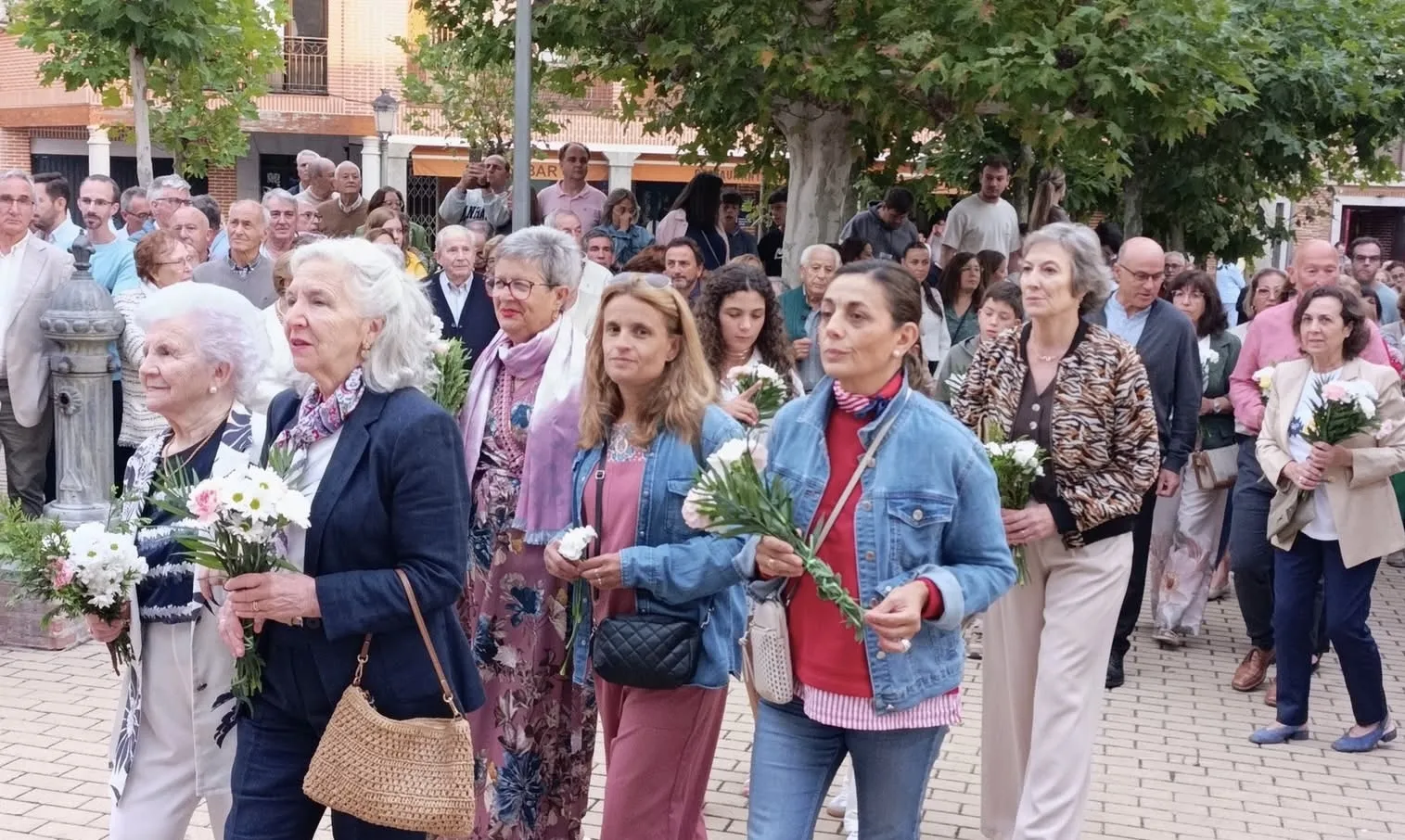 Foto 3 - Multitudinaria primera ofrenda floral a la patrona de Macotera, la Virgen de la Encina