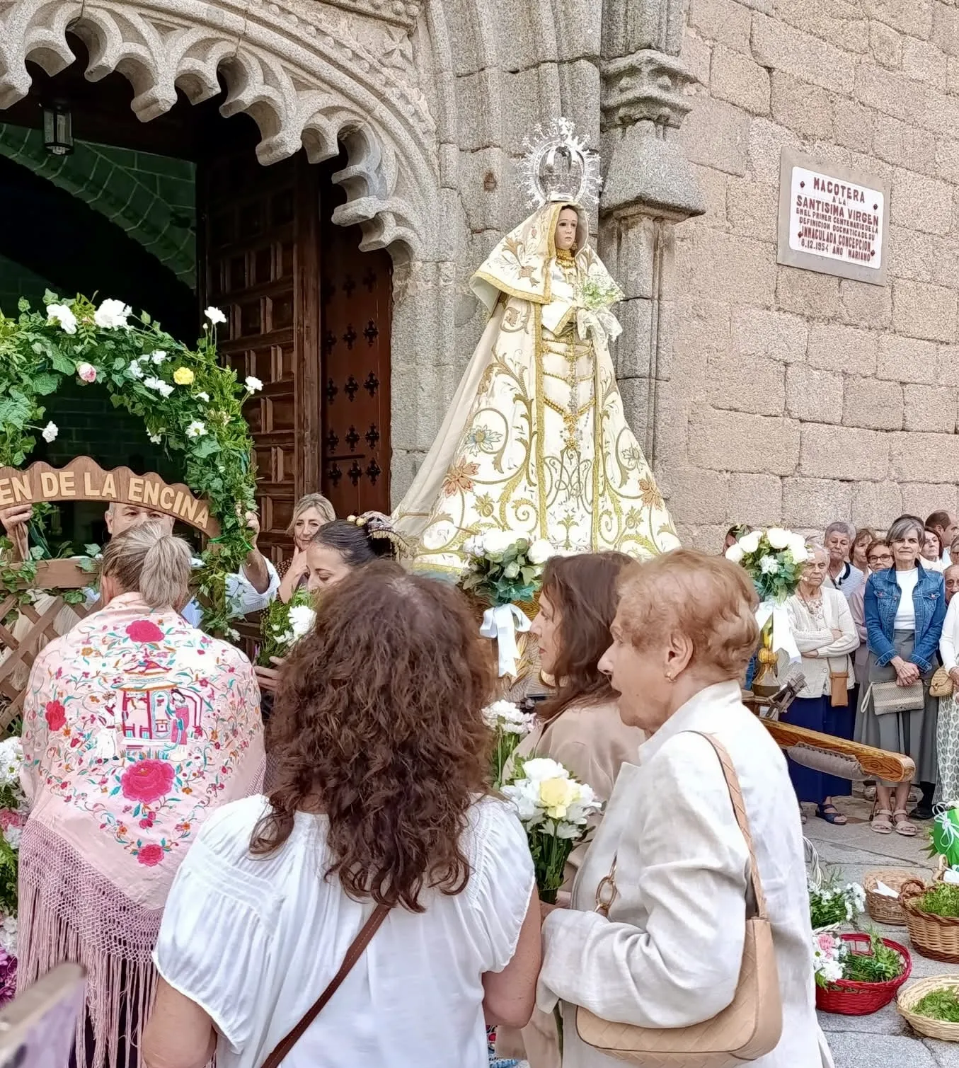 Foto 4 - Multitudinaria primera ofrenda floral a la patrona de Macotera, la Virgen de la Encina
