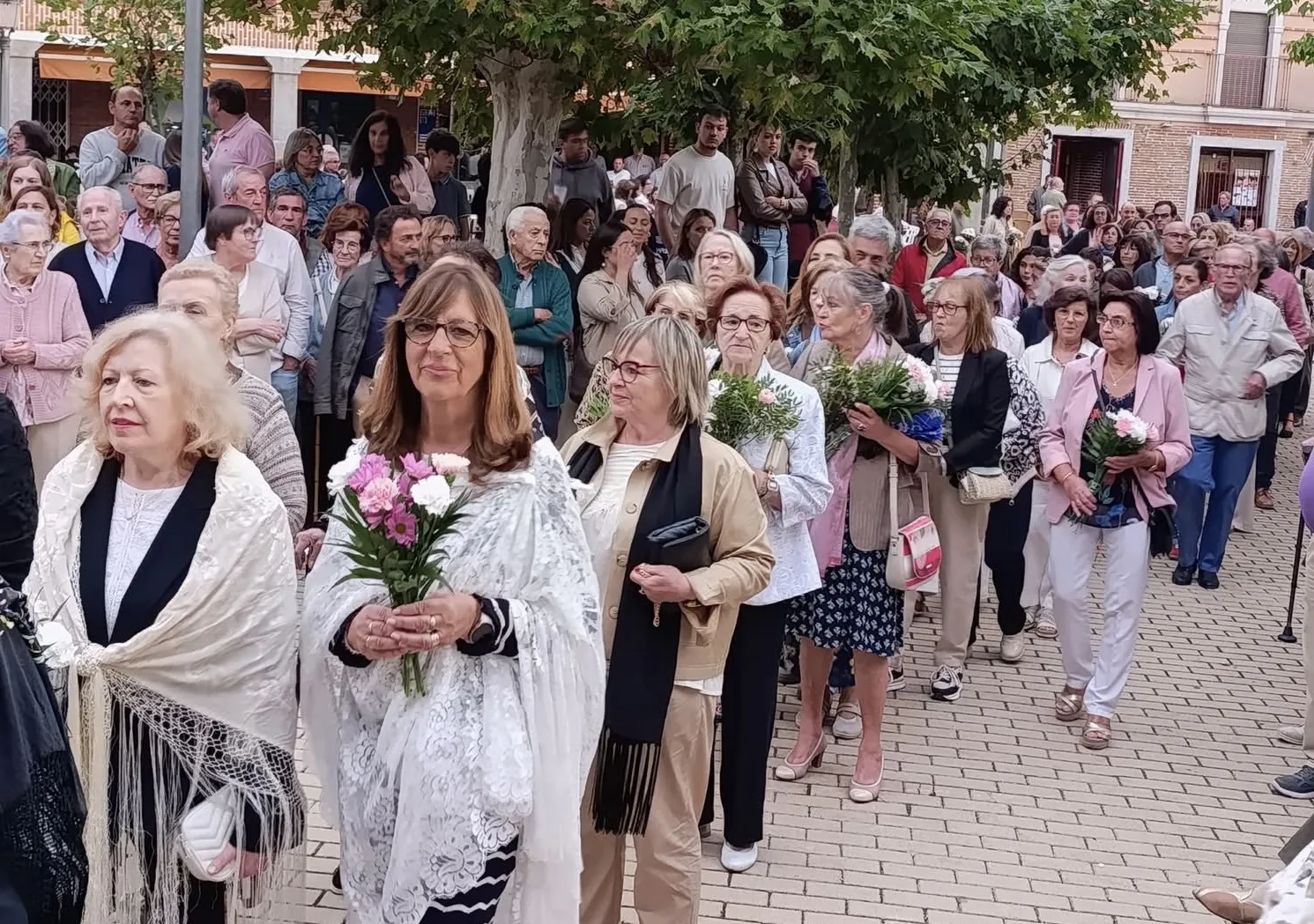 Foto 5 - Multitudinaria primera ofrenda floral a la patrona de Macotera, la Virgen de la Encina