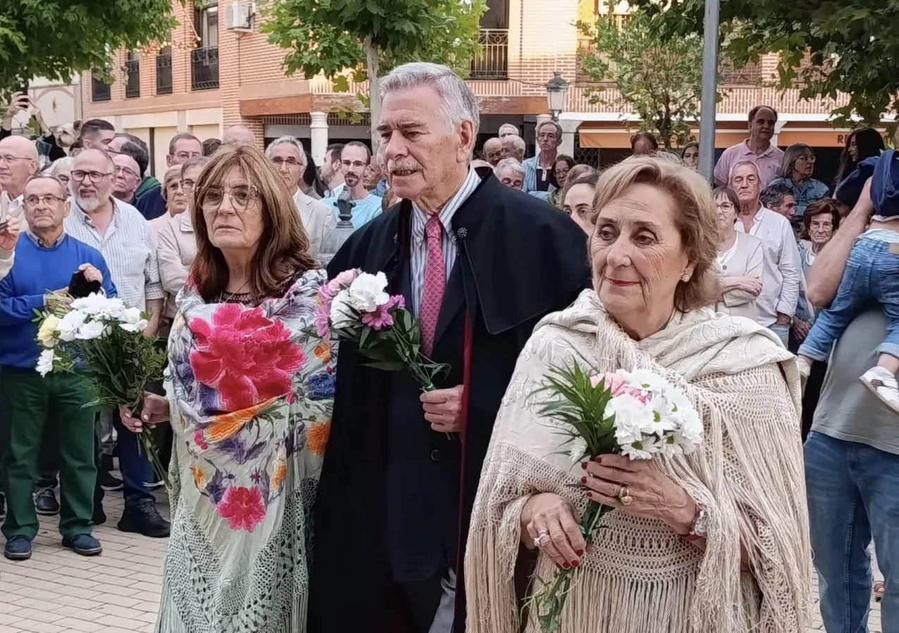 Foto 6 - Multitudinaria primera ofrenda floral a la patrona de Macotera, la Virgen de la Encina
