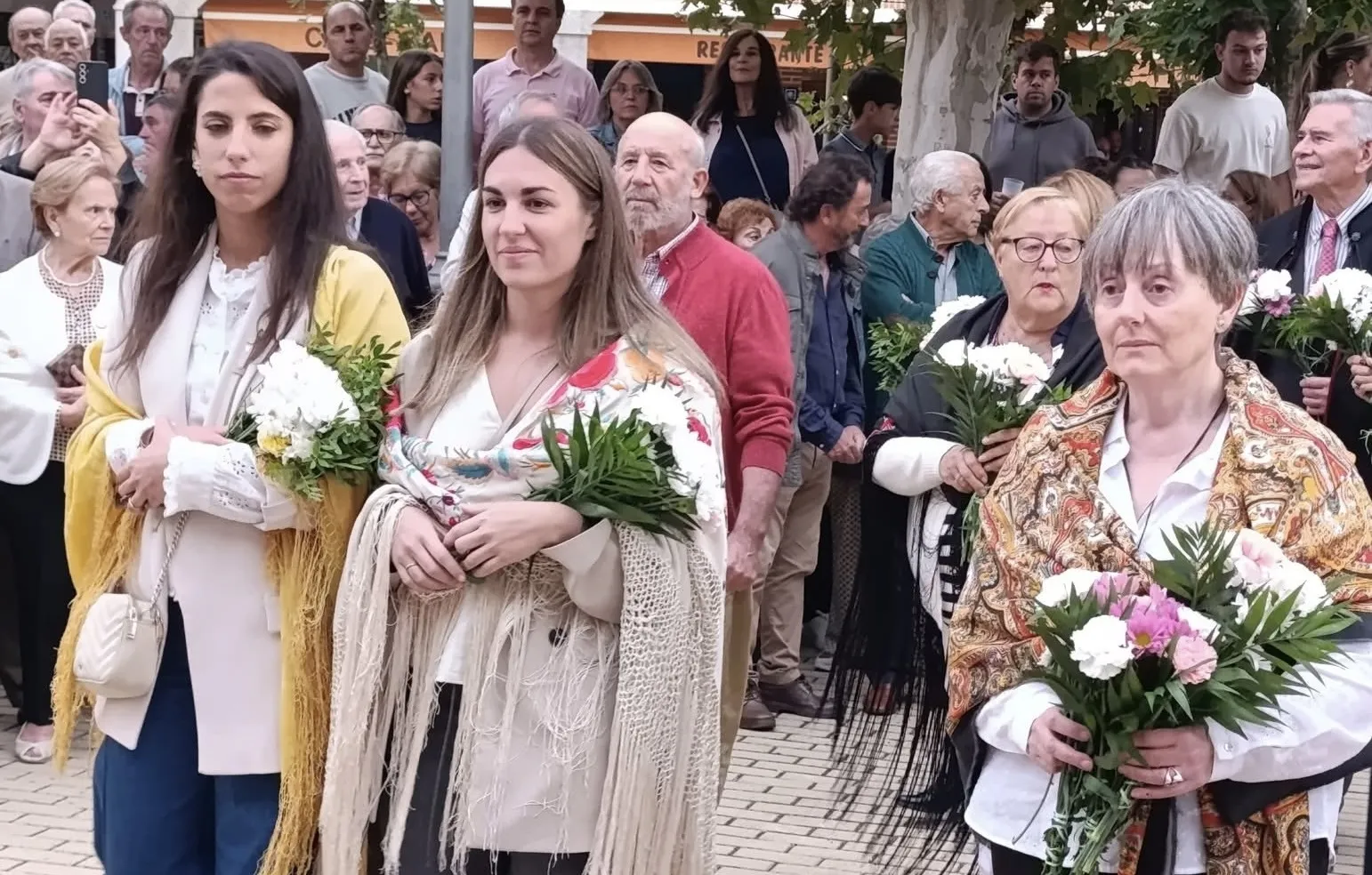 Foto 7 - Multitudinaria primera ofrenda floral a la patrona de Macotera, la Virgen de la Encina