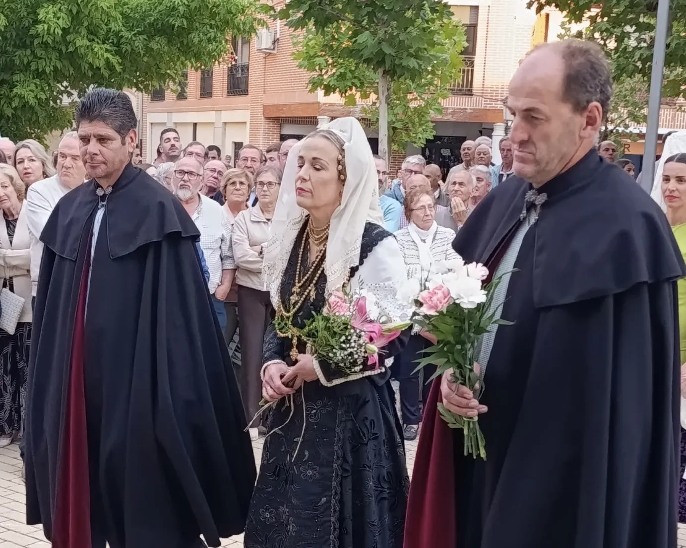 Foto 9 - Multitudinaria primera ofrenda floral a la patrona de Macotera, la Virgen de la Encina