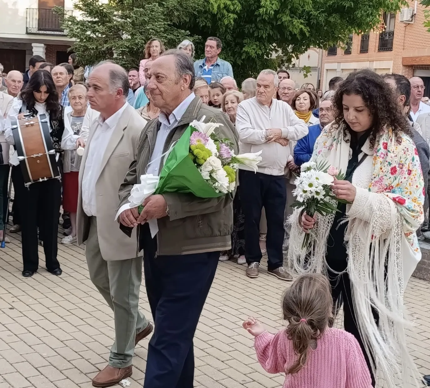 Foto 10 - Multitudinaria primera ofrenda floral a la patrona de Macotera, la Virgen de la Encina