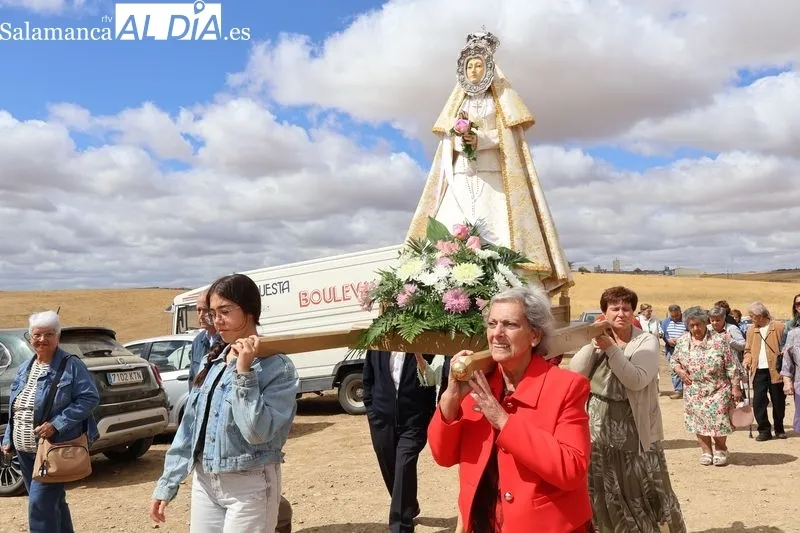 Foto 14 - Palomares de Alba honra a la Virgen de Otero con una emotiva procesi&oacute;n