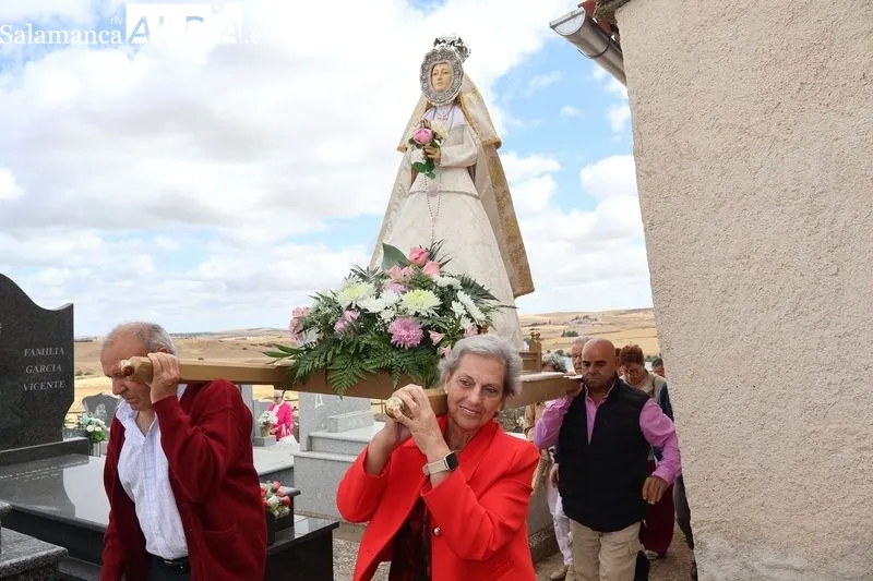 Foto 12 - Palomares de Alba honra a la Virgen de Otero con una emotiva procesi&oacute;n