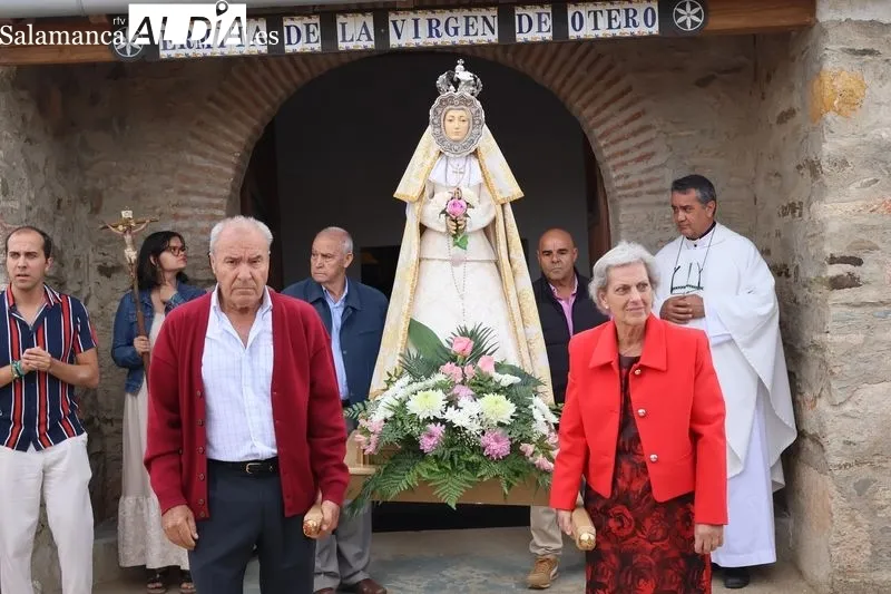 Foto 11 - Palomares de Alba honra a la Virgen de Otero con una emotiva procesi&oacute;n