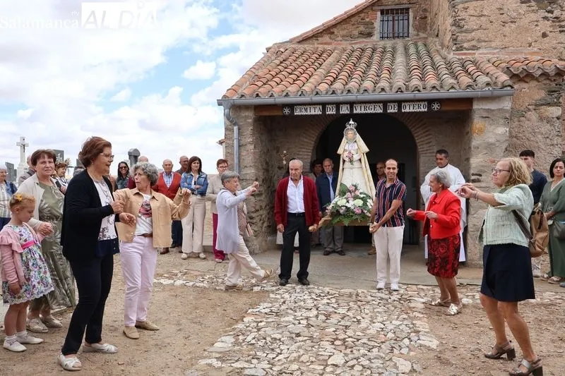 Foto 7 - Palomares de Alba honra a la Virgen de Otero con una emotiva procesi&oacute;n